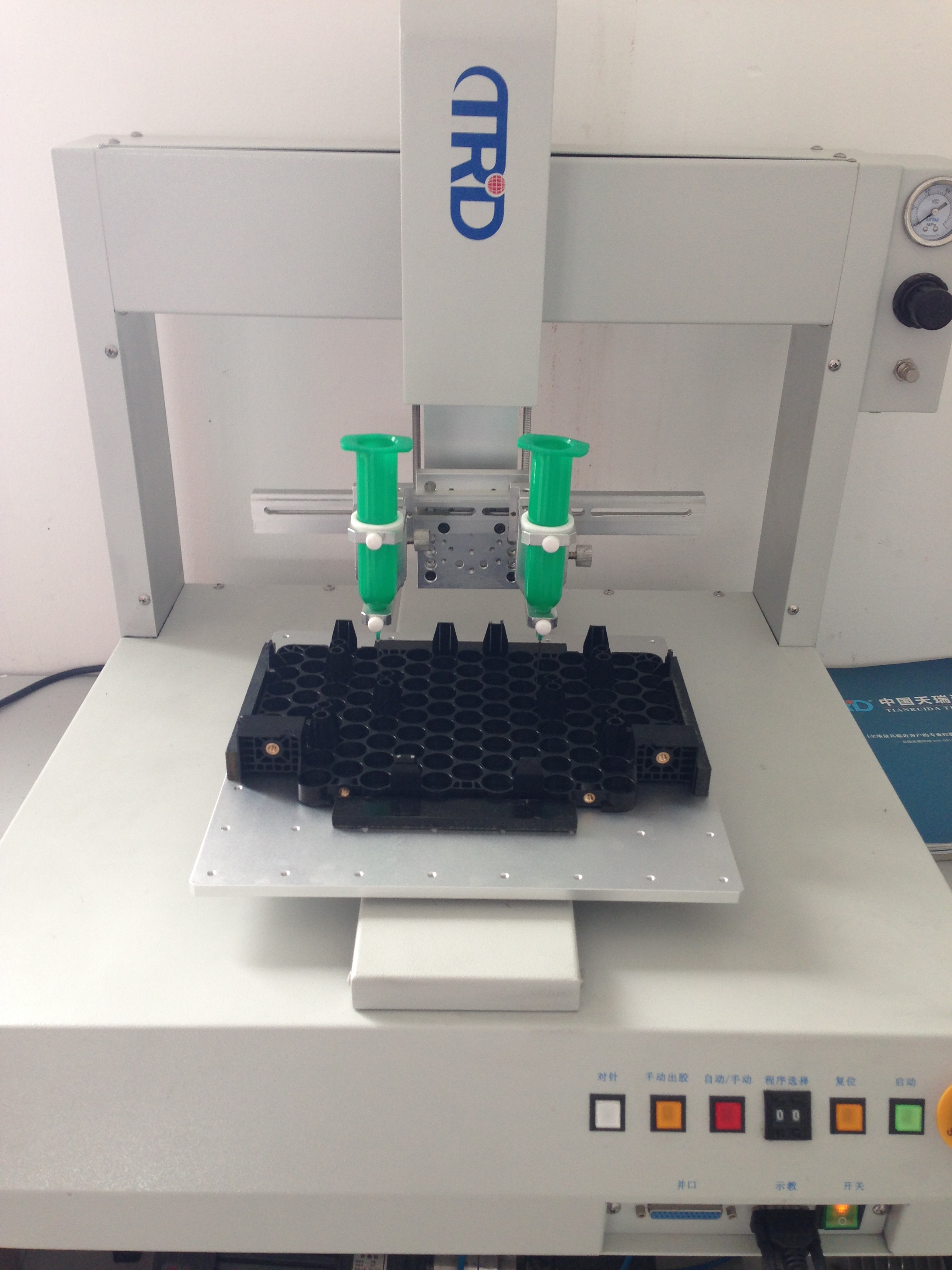 汽車鋰電自動(dòng)點(diǎn)膠注意事項(xiàng)