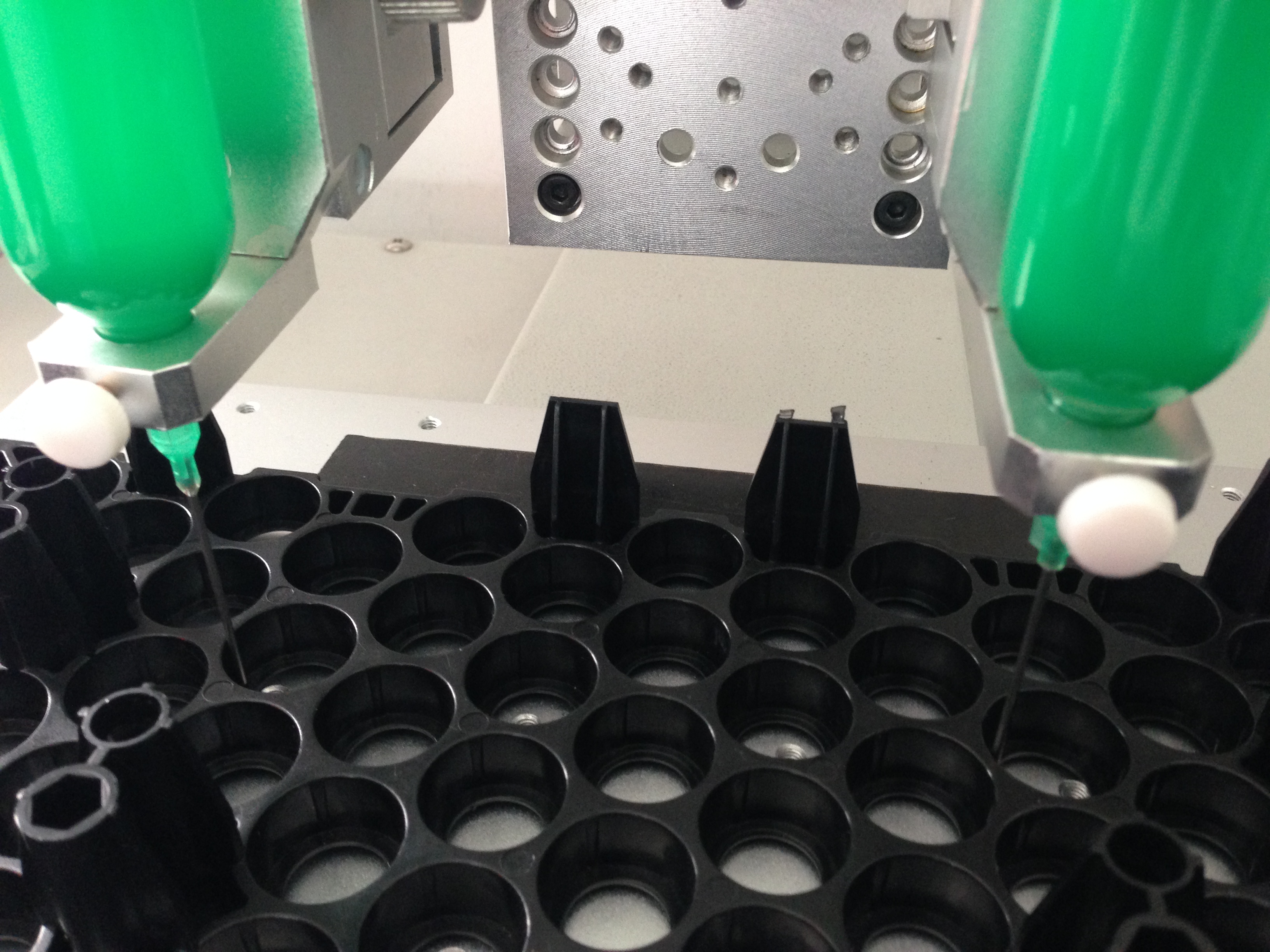 汽車鋰電自動(dòng)點(diǎn)膠注意事項(xiàng)